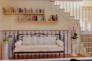 派瓦堡Maison BelaVista的带白色枕头的长凳,位于带楼梯的房间