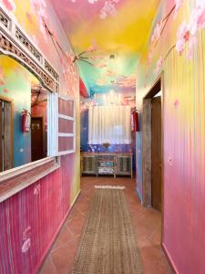 图卢姆Castillo Tulum的一间拥有色彩缤纷的天花板和走廊的客房