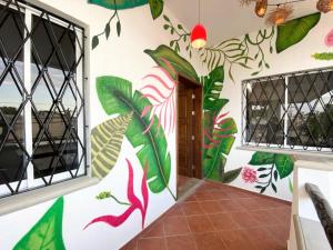 图卢姆Castillo Tulum的墙上挂着壁画的房间