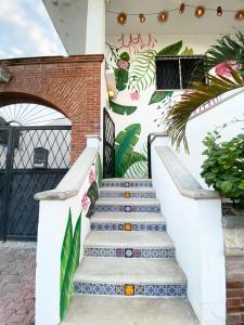 图卢姆Castillo Tulum的涂鸦建筑前的楼梯