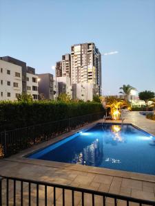 Sheikh ZayedLuxury Stay的一座位于高楼城市的游泳池