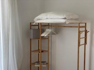 博洛尼亚Tecnopolo Fiera Suite的双层床的上铺是枕头