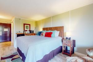 利胡埃Kauai Beach Resort #3124的一间卧室配有一张带红色枕头的大床