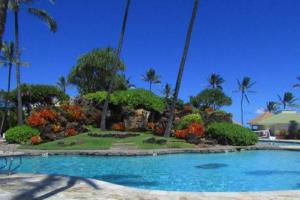 利胡埃Kauai Beach Resort #3124的一个带游泳池和花园的度假胜地