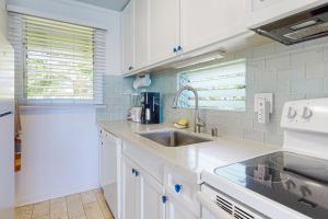 卡帕阿Kapa'a Sands 09的厨房配有白色橱柜和水槽