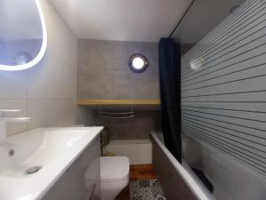梅斯Appartement atypique indépendant sur péniche的带浴缸、卫生间和盥洗盆的浴室