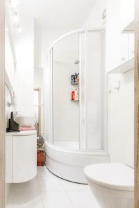 圣胡安海滩Playa San Juan apartment的白色的浴室设有浴缸和水槽。