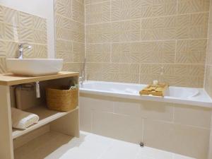 埃夫勒Le Green Cosy的浴室配有盥洗盆和浴缸。