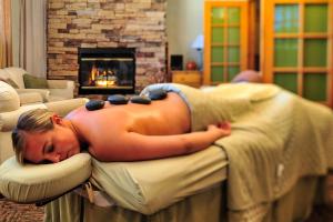 布赖恩峰钻石度假村雪松度假酒店的裸体的女人躺在客厅的沙发上