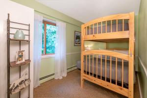 WaitsfieldWhite Horse Lodge的一间卧室设有两张双层床和一扇窗户。
