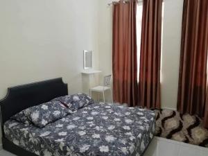 大港Homestay Dorani Sungai Besar的一间带床的卧室,位于带窗帘的房间