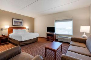 麦迪逊阿连特能源中心克拉丽奥酒店的配有一张床和一台平面电视的酒店客房
