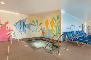 麦迪逊阿连特能源中心克拉丽奥酒店的鱼壁画中的游泳池