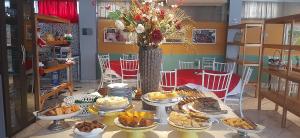 新特伦托Natalina Pousada & Restaurante的一张桌子上有很多种不同的食物