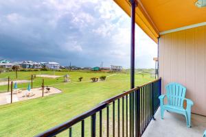 阿兰瑟斯港Unit 32, Island Retreat Resort的蓝色椅子坐在阳台,眺望着公园