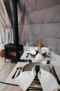 Meaghers GrantFlowEdge Riverside Getaway的餐桌、盘子和壁炉