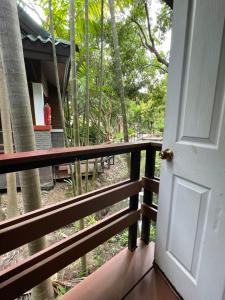 安帕瓦班提普苏安同酒店的通往带围栏的门廊的开放式门