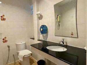 安帕瓦班提普苏安同酒店的一间带水槽、卫生间和镜子的浴室