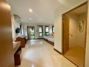 安帕瓦班提普苏安同酒店的大型客房设有床和浴室。