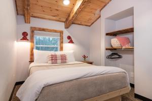 WaitsfieldMad River Lodge的一间卧室设有一张床和一个窗口