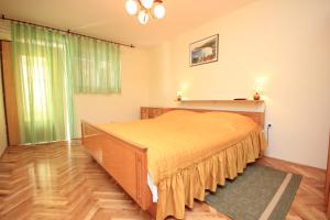 洛夫兰Apartments and rooms by the sea Medveja, Opatija - 2305的一间卧室,卧室内配有一张大床