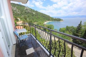 洛夫兰Apartments and rooms by the sea Medveja, Opatija - 2305的阳台配有桌子,享有水景