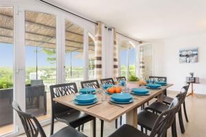 费雷列斯Villa Pinar by Villa Plus的一间带木桌和椅子的用餐室