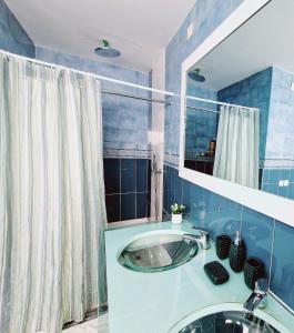 普拉亚Kelly Guest House的一间带水槽和镜子的浴室