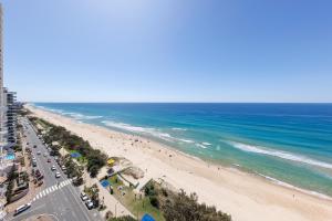 黄金海岸Meriton Suites Surfers Paradise的享有海滩和海洋的空中景致