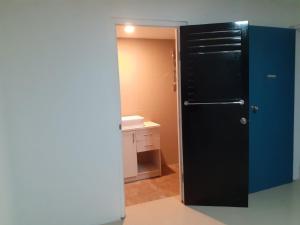 苏瓦Single Room with Shared Kitchen and Living Room的一间设有浴室的客房内的黑色冰箱