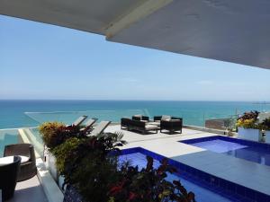 曼塔Departamento Suite frente al mar Poseidon Manta的海景游泳池