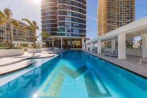 黄金海岸Meriton Suites Surfers Paradise的一座游泳池,拥有两座高高的建筑