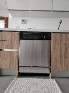 奥拉涅斯塔德ARUBA DREAM GETAWAY 2BR/2BT OCEAN & POOL VIEW的厨房配有洗碗机、台面