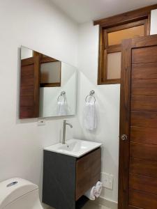 莱瓦镇Hotel Alandalus的一间带水槽、镜子和卫生间的浴室