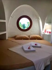 特鲁卡那拉特Villa Dreamdome的一间设有圆窗的桌子的房间