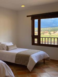 莱瓦镇Hotel Alandalus的一间卧室设有一张床和一个大窗户
