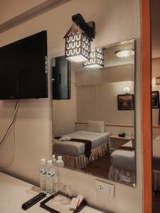 合艾亚细亚大酒店的酒店客房,设有两张床和镜子