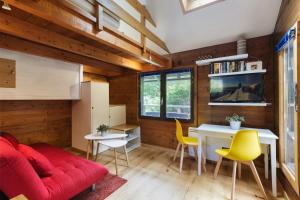 夏蒙尼-勃朗峰Petit Chalet du Mont Blanc - Happy Rentals的客厅配有红色沙发和黄色椅子