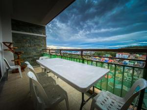 碧瑶Bristle Ridge 2 bedroom Panoramic View的美景阳台配有桌椅