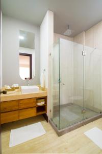 赫拉多拉Paradise Bay Hotel Boutique的一间带玻璃淋浴和水槽的浴室