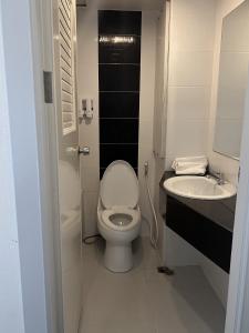 合艾梅林大酒店的一间带卫生间和水槽的小浴室