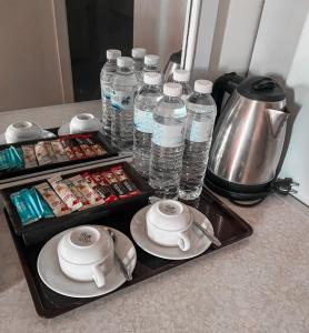 合艾梅林大酒店的柜台上装有瓶装水的托盘