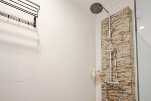 沙努尔沙努尔韦恩民宿的带淋浴的浴室(带石墙)