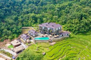 Hương Bá ThướcCentral hills Puluong resort的享有带游泳池的大房子的空中景致
