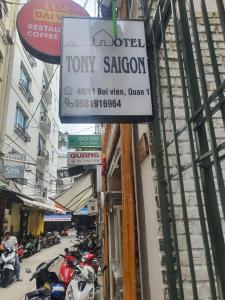 胡志明市Tony SaiGon Hotel的街道上酒店玩具袋的标志