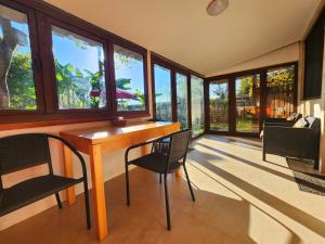 乌雷基House & Yard Sesil M 110m to beach的客房设有木桌、椅子和窗户。