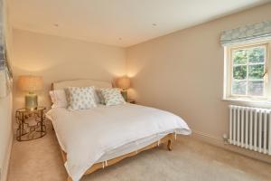 佩特沃斯21 Pound Street的卧室配有白色的床和窗户。