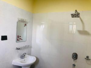奇旺Hotel Happy Land的白色的浴室设有水槽和淋浴。