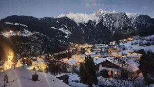 绍滕斯Mountain Living Ötztal的山地下雪的小镇