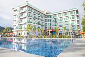白马市Sangkahak Mith Hotel的大楼前设有游泳池的酒店